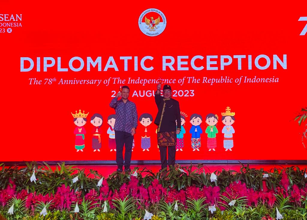 Menteri Pembangunan Nasional Singapura Desmond Lee dan Duta Besar RI untuk Singapura Suryo Pratomo pada resepsi diplomatik KBRI Singapura, Kamis (24/8/2023)